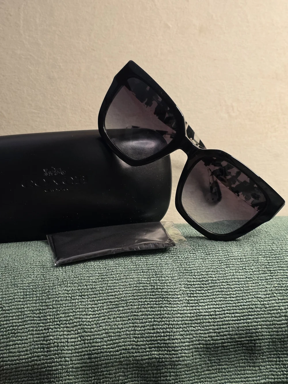 Authentic Coach   Tortoise Sunglasses Rare HC8249 50028G Black/Clear NWT